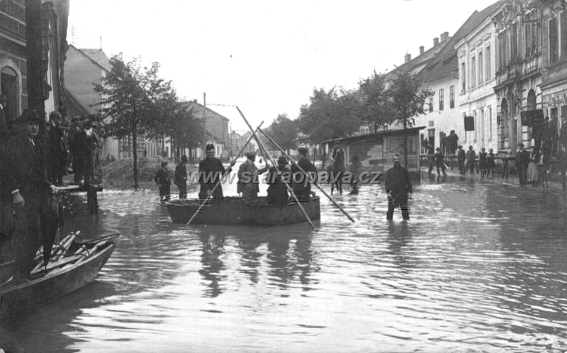 1903 (13).jpg - Povodně v červenci 1903 - Ratibořská ulice přibližně v místech dnešní křižovatky ulic Partyzánská, Ratibořská a Holasická ulice